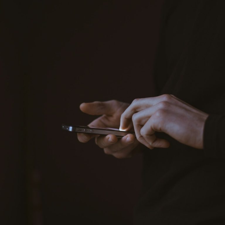 Mi pareja me revisa el celular: ¿celos o control?